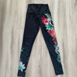 Onzie high waisted floral yoga pants - small